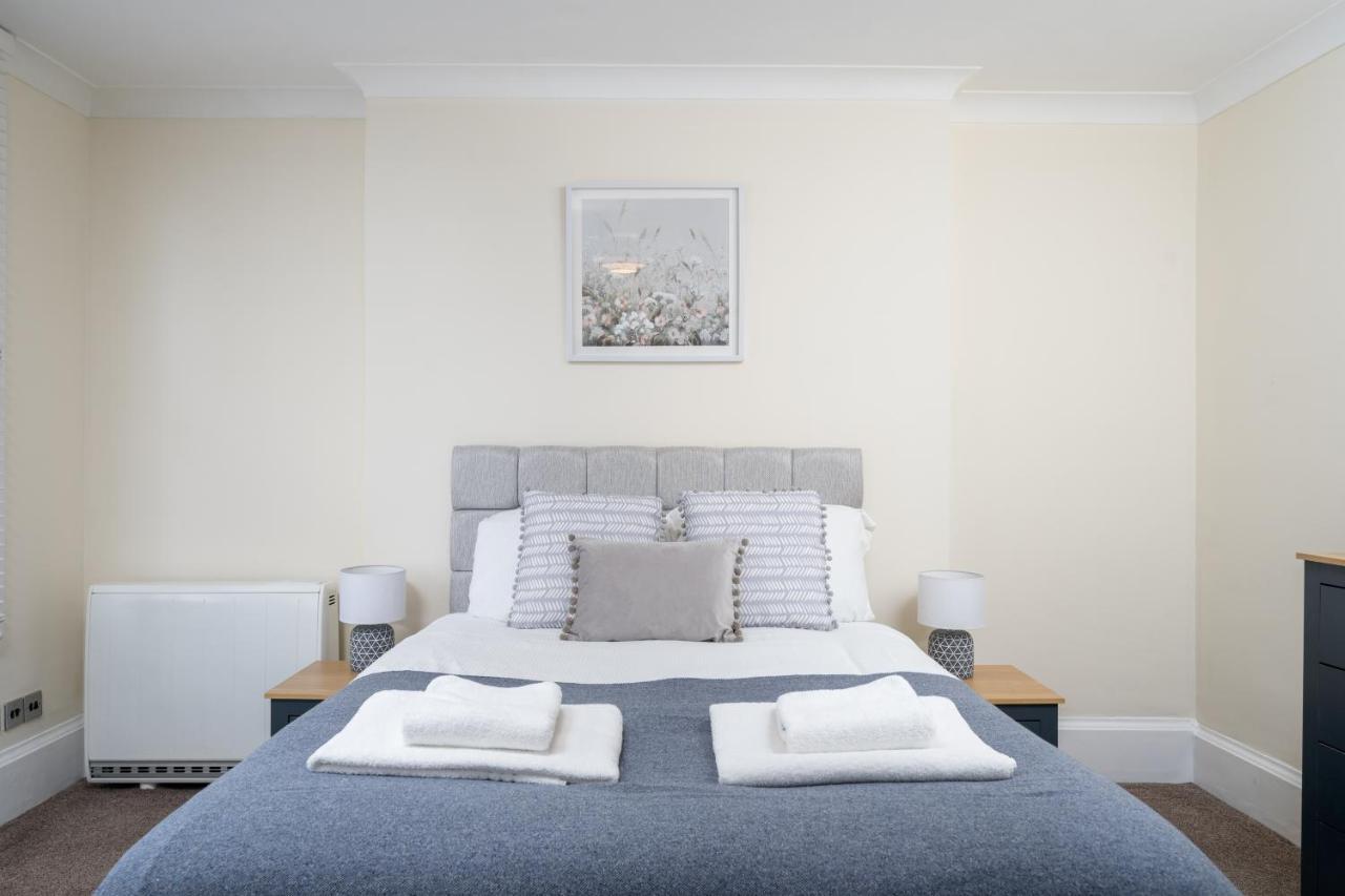 Modern 3 Bedroom - Sleeps 6 Apartment