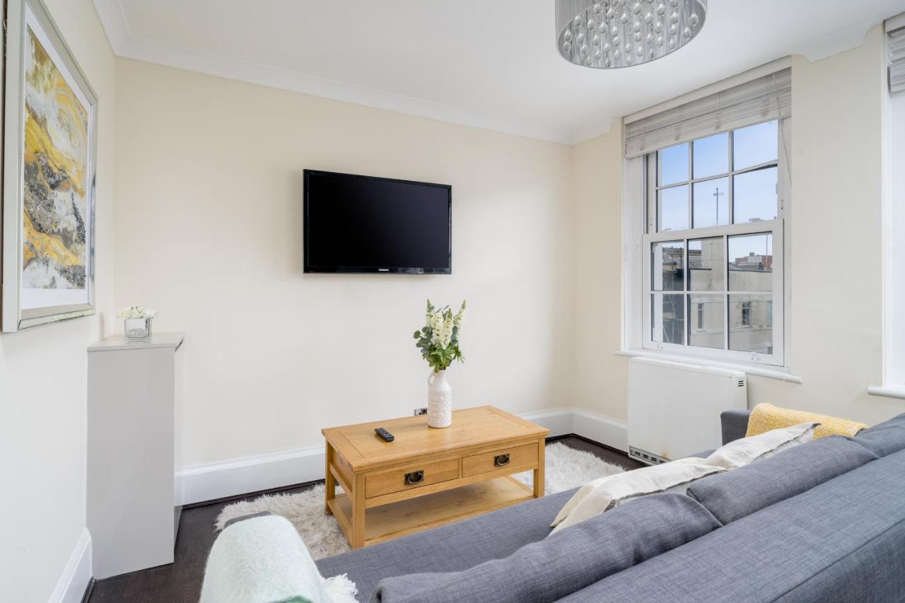 Apartment Modern 3 Bedroom - Sleeps 6 *