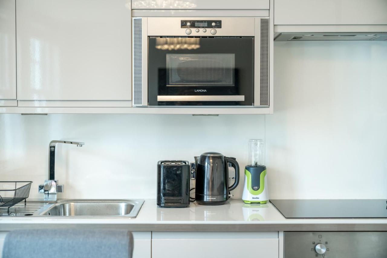 Modern 3 Bedroom - Sleeps 6 Apartment