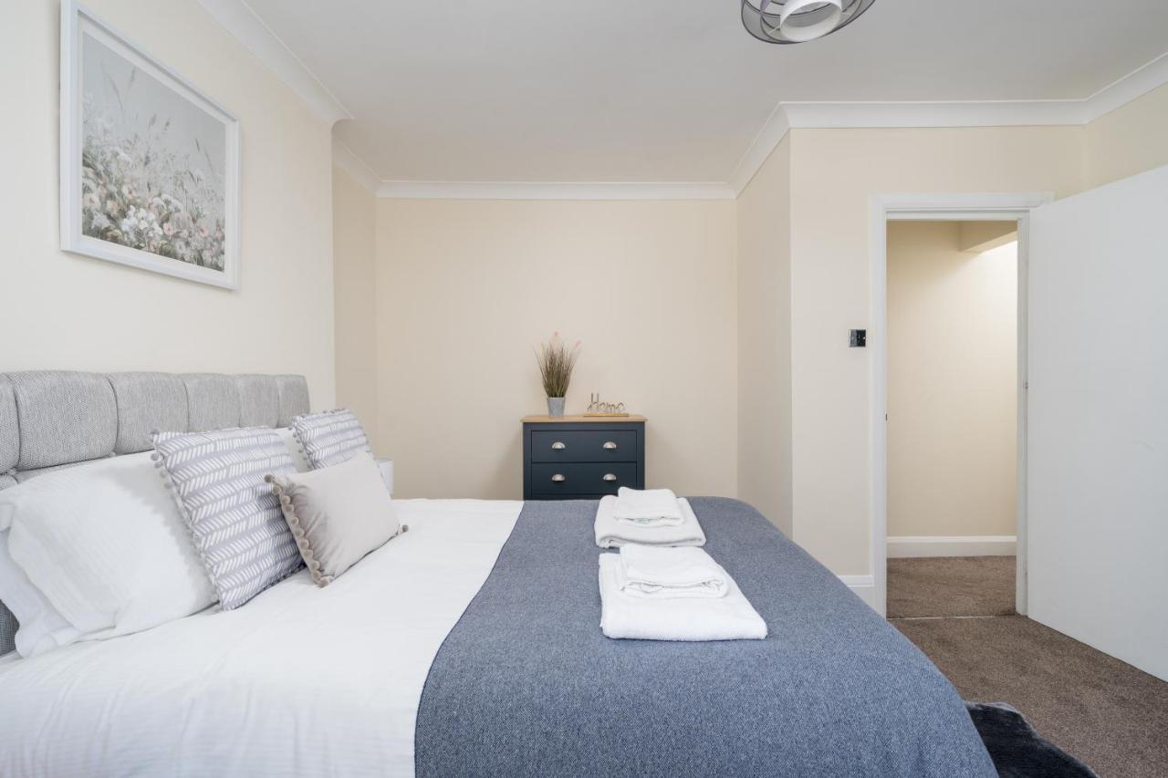 Modern 3 Bedroom - Sleeps 6 *