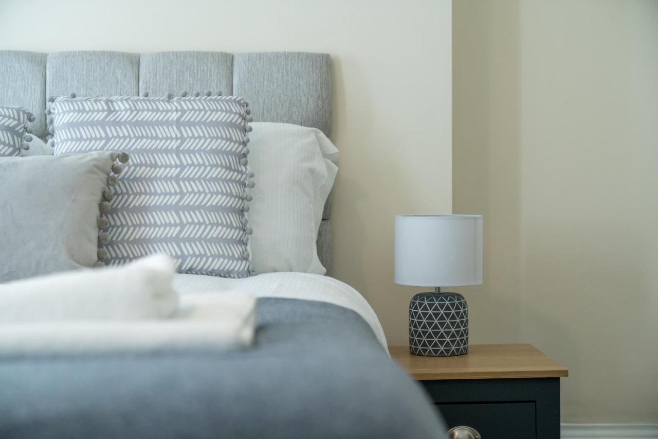 Modern 3 Bedroom - Sleeps 6 Apartment